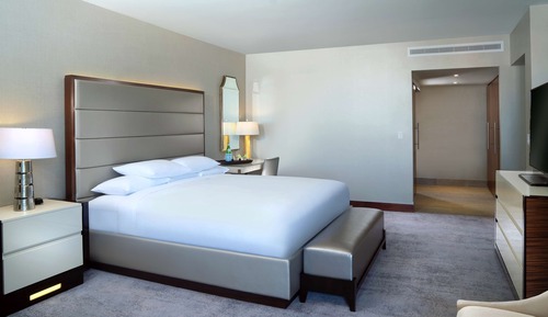 Suite, 1 King-Bett und Schlafsofa, eingeschränkter Meerblick