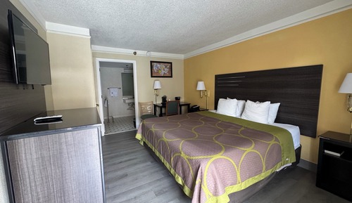 Zimmer, 1 King-Bett, barrierearm, Nichtraucher (Roll-in Shower)