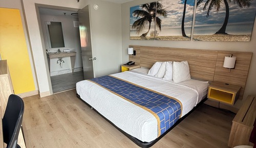 Zimmer, 1 King-Bett, barrierearm, Nichtraucher (Bathtub w/ Grab Bars)