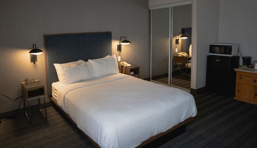 Zimmer, 1 Queen-Bett (Mobility/Hearing Access, Roll-In Shwr)