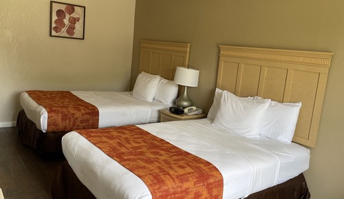 Standardzimmer, 2 Doppelbetten, Kühlschrank und Mikrowelle, Stadtblick