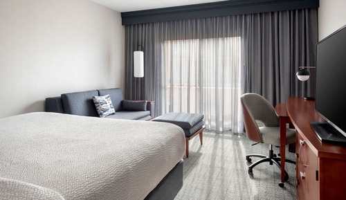 Zimmer, 1 King-Bett und Schlafsofa, Nichtraucher (Hearing Accessible)