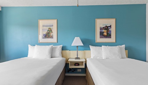 Zimmer, 2 Doppelbetten, Gartenblick