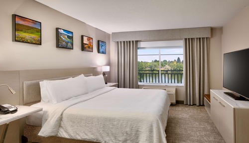 Suite, King-Bett, Blick auf den Fluss