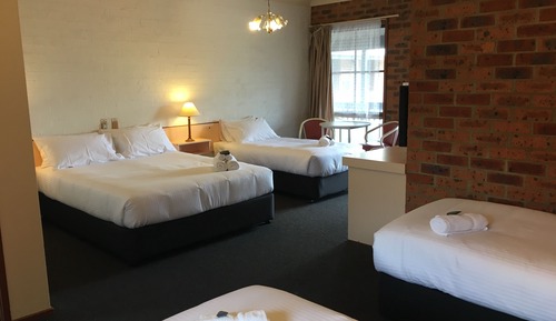 Familienzimmer (1 Queen and 3 Single Beds)