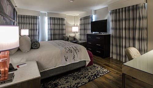 Standardzimmer, 1 King-Bett, rollstuhlgeeignete Dusche (Communications)