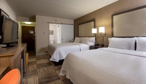 Zimmer, 2 Queen-Betten, Nichtraucher, Kühlschrank und Mikrowelle (Roll-in Shower)