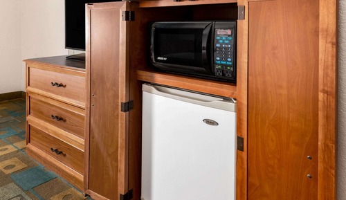 Zimmer, 1 King-Bett, barrierefrei, Nichtraucher (Roll-In Shower)