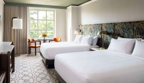 Zimmer, 2 Doppelbetten, barrierearme Badewanne