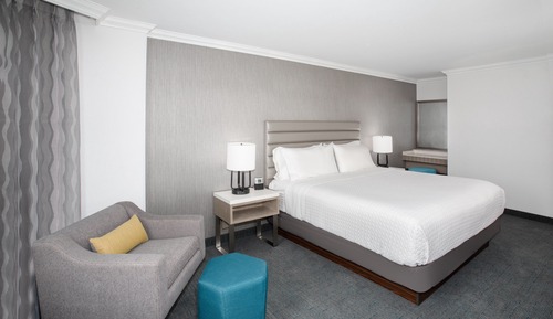 Standardzimmer, 1 King-Bett, rollstuhlgeeignete Dusche (Communications)