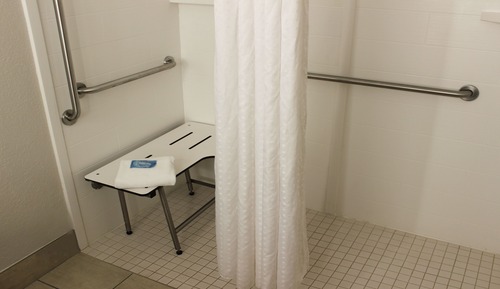 Standardzimmer, 1 King-Bett, rollstuhlgeeignete Dusche (Communications)