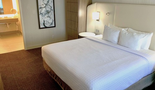 Suite, 1 King-Bett, barrierefrei (Mobility Roll in Shower One Bedroom)