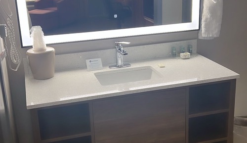 Zimmer, 1 King-Bett, Haltegriffe in der Badewanne, Nichtraucher (Mobility Accessible)