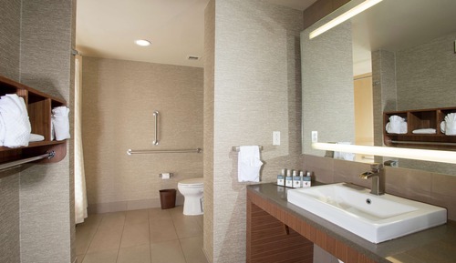 Zimmer, 2 Queen-Betten, barrierefrei, Badewanne