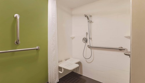 Zimmer, 1 Queen-Bett, barrierefrei, Nichtraucher (Accessible Tub)