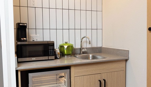 Zimmer, 1 King-Bett und Schlafsofa, Kühlschrank und Mikrowelle (Specialty)