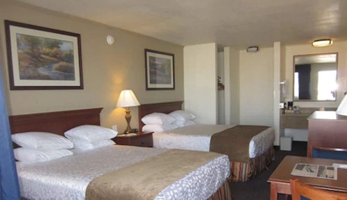 Standardzimmer, 2 Doppelbetten, Kühlschrank und Mikrowelle