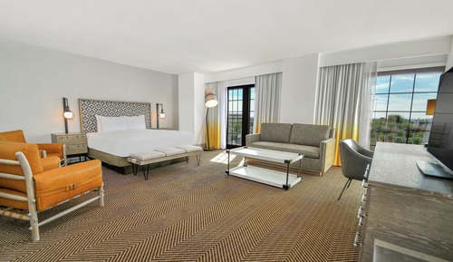 Zimmer, 1 King-Bett und Schlafsofa, barrierefrei (Roll-In Shower)