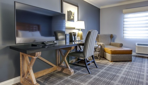 Suite, 1 King-Bett (Yearling Studio)