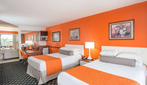 Zimmer, 2 Doppelbetten, barrierefrei, Nichtraucher (Roll-In Shower)