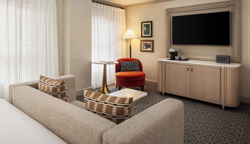 Suite, 1 King-Bett, Nichtraucher (Mobility/Hearing Access, Roll-in Shwr)