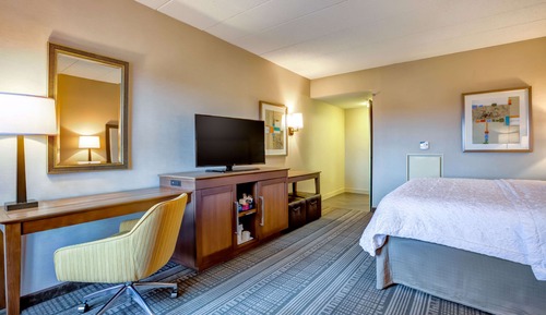 Zimmer, 1 King-Bett und Schlafsofa, barrierefrei (Bathtub)