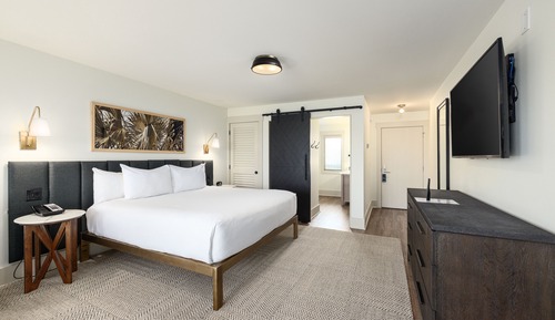 Zimmer, 1 King-Bett, barrierefrei, Balkon (Mobility & Hearing, Roll-in Shower)