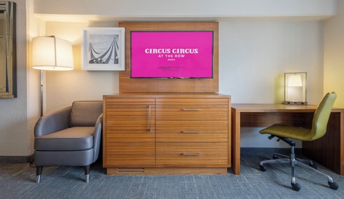 PET-STAY DELUXE PREMIUM ROOM 1 KING NON-SMOKING