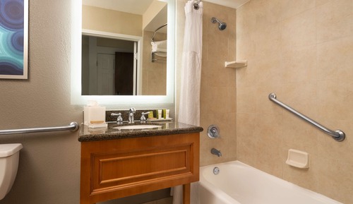 Zimmer, 2 Doppelbetten, barrierefrei, Badewanne