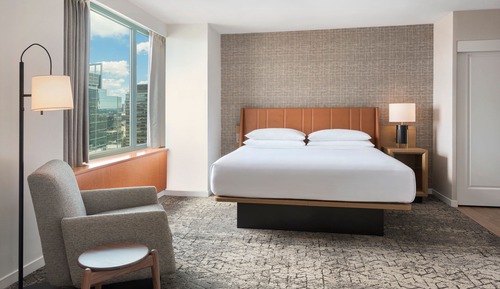 Junior-Suite, 1 King-Bett und Schlafsofa (Mobility/Hearing Access, Roll-In Shwr)