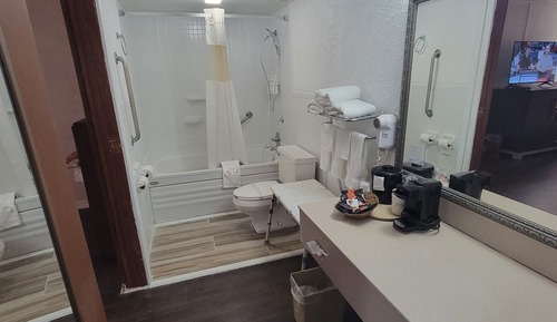 Zimmer, 1 King-Bett, barrierefrei, Whirlpool (Mobility, Tub w/Grab Bars, Pool View)