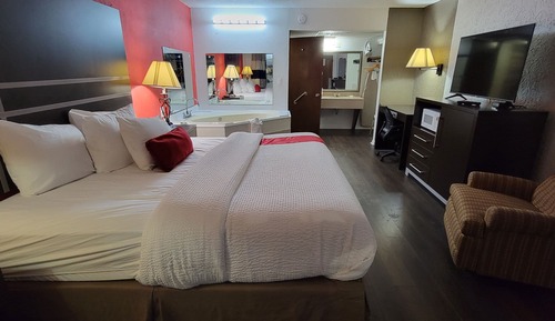 Zimmer, 1 King-Bett, barrierefrei, Whirlpool (Mobility, Walk-In Shwer, Pet Friendly)