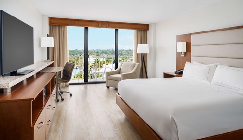 Zimmer, 1 King-Bett, Balkon, Stadtblick (High Floor)