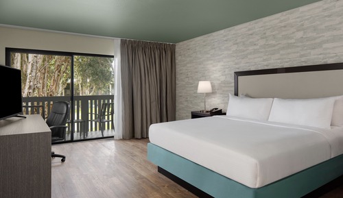 Deluxe-Zimmer, 1 King-Bett, Balkon, Blick auf den Innenhof