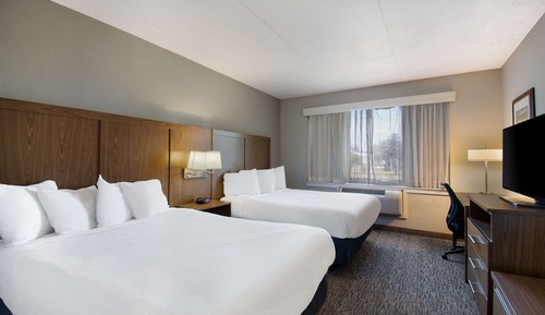 Standardzimmer, 2 Queen-Betten, Kühlschrank und Mikrowelle, Poolseite (1st Floor)