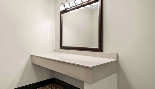 Standardzimmer, 1 King-Bett, Nichtraucher, Kühlschrank und Mikrowelle (Larger Room)