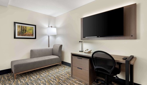 Standardzimmer, 2 Queen-Betten, Nichtraucher, Kühlschrank und Mikrowelle (Larger Room)