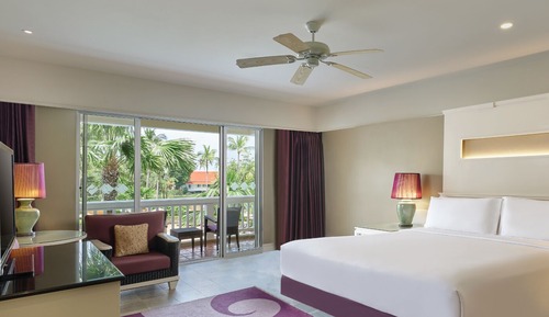 Laguna Pool View King Room