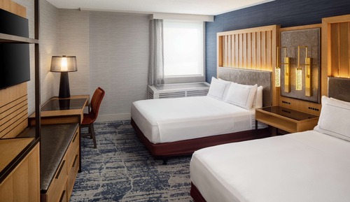 Zimmer, 2 Doppelbetten, barrierefrei, Badewanne