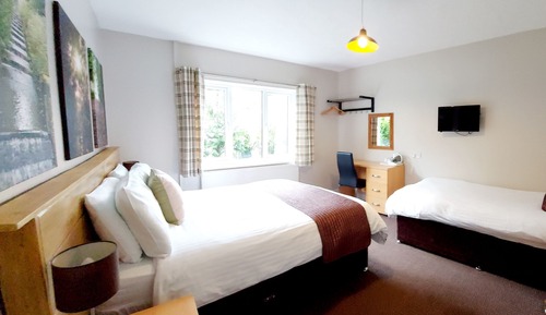 Dreibettzimmer, mit Bad (2)