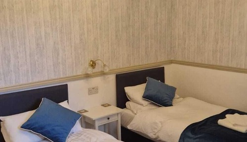 Classic-Zweibettzimmer, mit Bad, Blick auf den Innenhof (2 Ground)