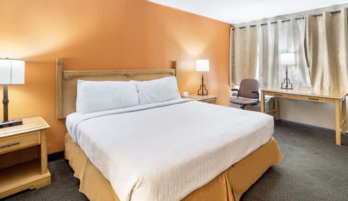 Standard-Suite, 1 King-Bett (2 Room King Suite Interior Facing)