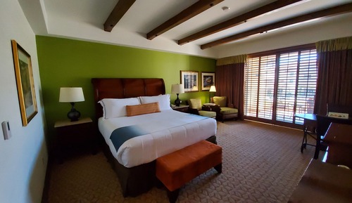 Basic-Zimmer, 1 King-Bett, Blick auf die Anlage