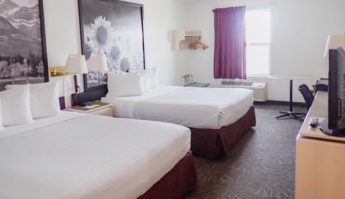 Deluxe-Zimmer, 2 Queen-Betten, Nichtraucher, Erdgeschoss (Drive-Up/Pet Friendly)