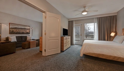 Suite, 1 King-Bett (Parlor)