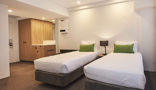 Deluxe-Zimmer (1 Queen Bed and 2 Twin Beds)