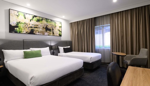 Standardzimmer (1 Queen Bed and 1 Twin Bed)