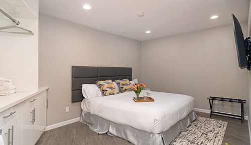 2STE 2nd Floor Suite 1 King 2 Queen Bedrooms Balcony