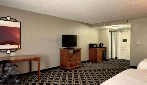 Zimmer, 2 Doppelbetten, barrierefrei, Badewanne (Hearing Impaired)