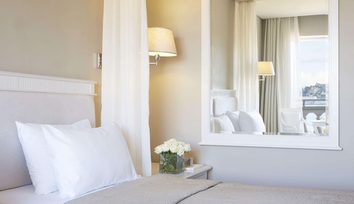 Deluxe-Doppel- oder -Zweibettzimmer, Balkon, eingeschränkter Meerblick (Side Sea View)